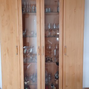 Esszimmer (bestehend aus 1 Vitrine, 1 Sideboard und einen ausz. Tisch mit 6 Stühlen) in Vollholz-Kernbuche