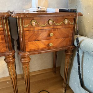 Paar Louis Quinze Revival Nachtschränkchen