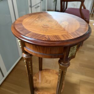 Louis-Quinze Revival Beistelltisch – Rund, Intarsien, Messingapplikationen