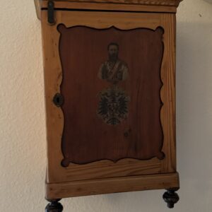 Antiker Wand- oder Haussegen-Schrank mit Kaiserporträt & Doppeladler – um 1900