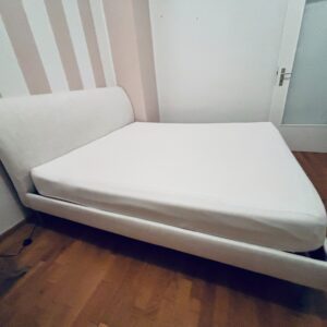 Bett mit versteckten Füßen