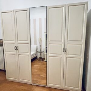 Großer Kleiderschrank