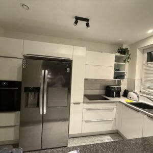 Weiße Küche mit Elektrogeräten