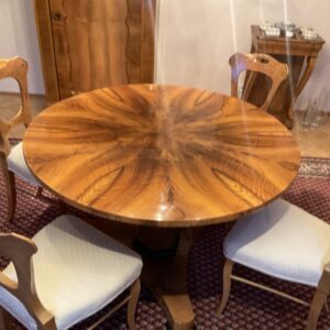 Großer Biedermeier Esstisch mit 4 Stühlen – Nussbaum – um 1830 (Expertise vorhanden)