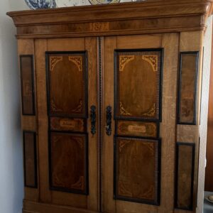 Antiker Massivholz-Schrank von 1877 – Originalstück mit Intarsien & Beschlägen