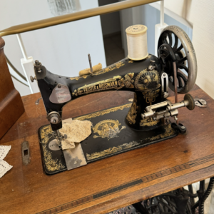 Antike Tret-Nähmaschine „Frister & Rossmann“ mit Originaltisch