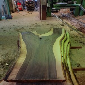 Massive Walnuss-Platten in außergewöhnlicher Größe und Qualität.