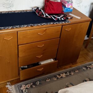 Schrank mit Schubladen und Türen
