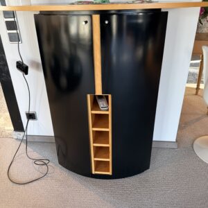 Hohes Sideboard mit Weinfächern