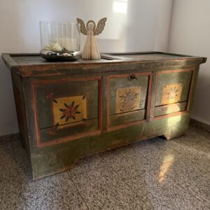 Antike Holztruhe bunt bemalt