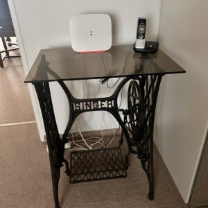 Beistelltisch aus originalem Singer‑Nähmaschinengestell mit Glasplatte