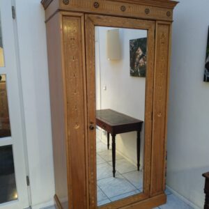 Garderobenschrank mit Intarsien