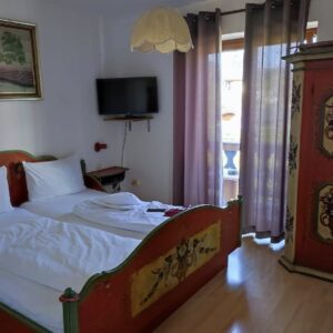 Handbemalte Betten und Kleiderschränke Jahrgang 1970