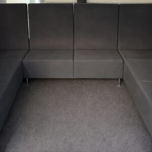 1x Sedus se:works in einer U-Konfiguration mit hohen Akustik-Sichschutzwänden. 2 Dreisitzer, 1 Zweisitzer. Farbe grau