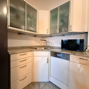 Ecke mit Spülbecken und Geschirrspüler