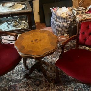 Beistelltisch mit 2 Stühlen