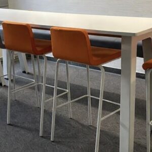 1x Steelcase Hochtisch Marl in der Farbe weiß, 1x Steelcase Sitzbank Sarrebourg in der Farbe weiß mit grauer Sitzfläche, 2x Steelcase Hochstuhl in der Farbe orange