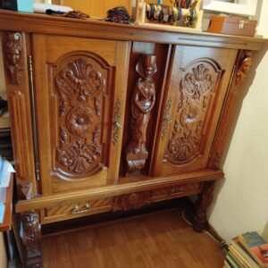 Zweitüriger Massivholz Schrank