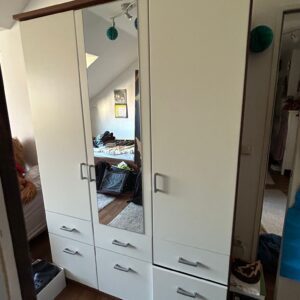 Schrank mit Bett und Kommode