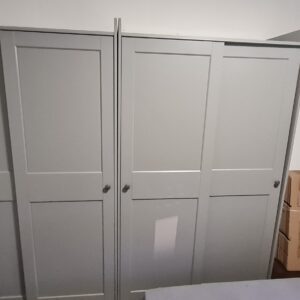 2 Kleiderschränke + Wandregal