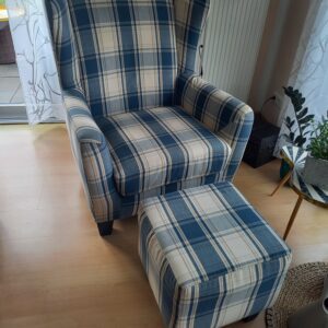 Ohrensessel mit Hocker