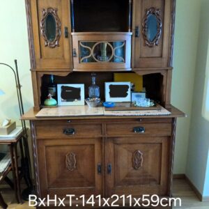 Esszimmerschrank mit herausziehbarer Platte