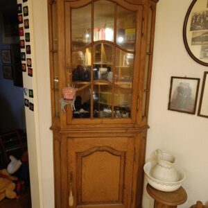 Eckvitrine aus massivem Eichenholz