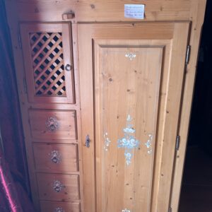 Bemalter Weichholzschrank floral Bauernmöbel