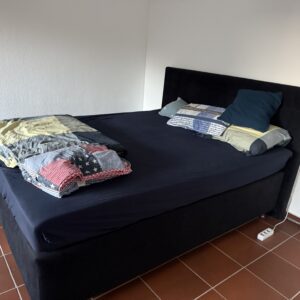 Bett (ohne Decke und Kissen)