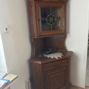 Eckschrank standart Eiche bestehend aus Unter- und Oberschrank verglast.