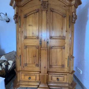 Wunderschöner Massivholzschrank