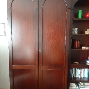 Wohnzimmerschrank links, mit Regalböden innen