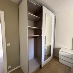 Kleiderschrank, weiß mit Spiegel-Schiebetüren, 4 Böden und 2 Kleiderstangen; H 240 / B 190 / T 70