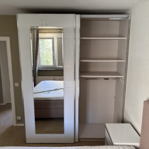 Kleiderschrank, weiß mit Spiegel-Schiebetüren, 4 Böden und 2 Kleiderstangen; H 240 / B 190 / T 70