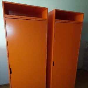 Zwei Orangefarbene Kleiderschränke (mit jeweils abnehmbaren Aufsätzen) H 171,7 - Müller Möbelwerkstätten - aus 16 mm MDF (mitteldichten Faserplatten)