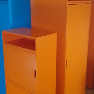 Zwei orangefarbene Mehrzweckschränke - Nutzbarkeit auch als Büro-/Aktenschränke (mit jeweils abnehmbaren Aufsätzen) - H 121,3 cm und H 171,7 cm - Müller Möbelwerkstätten - jeweils aus 16 mm MDF (mitteldichten Faserplatten)