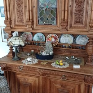 Antiquarischer Wonzimmervitrinenschrank mit Zubehör