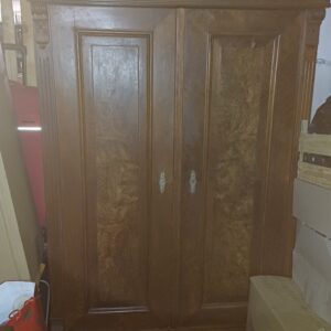 Kleiderschrank mit Einlegeflächen