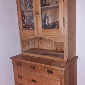 Zweiteiliger Holzschrank