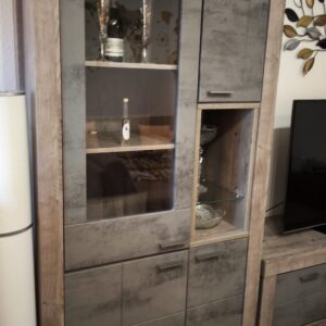 Schrank 1 (links): Breite: 100 cm | Tiefe: 42 cm | Höhe: 200 cm 3 Holztüren 1 Glas-/Holztür 2 offene Fächer mit Glasregal
