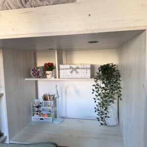 Schrankhochbett mit integrierten Schreibtisch