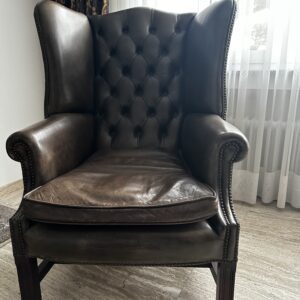 Englischer Chesterfield-Ohrensessel aus braunem Leder