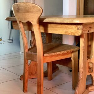 Ausziehbarer Massivholztisch mit Stuhl
