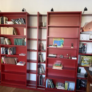 Rotes Designer Regal