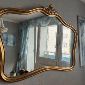 Eleganter Vintage Wandspiegel mit goldfarbenem Rahmen im Barockstil