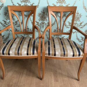 2 elegante Holz-Armlehnstühle im klassischen Stil – top Zustand