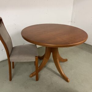 4 Stühle aus Massivholz (gerne zusammen mit Tisch
