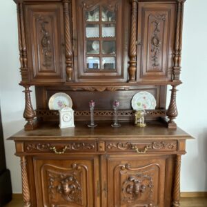 Antiker massiver Buffetschrank