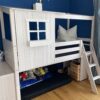 Halbhohes Bett mit Häuschen; weiß lasiert