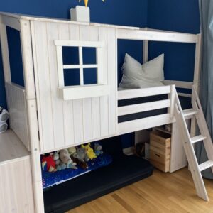 Halbhohes Bett mit Häuschen; weiß lasiert